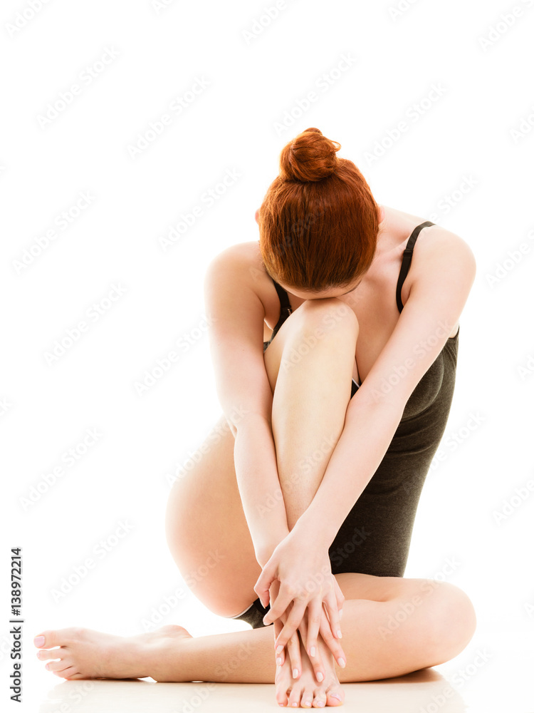 Obraz premium Sitting woman in underwear showing smooth legs