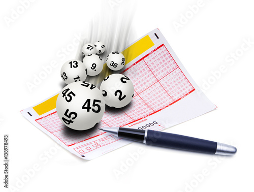 Lottoschein mit Lottokugeln