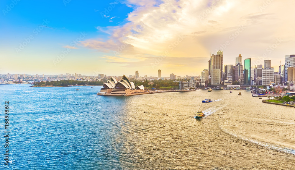 Naklejka premium Widok na port w Sydney o zachodzie słońca