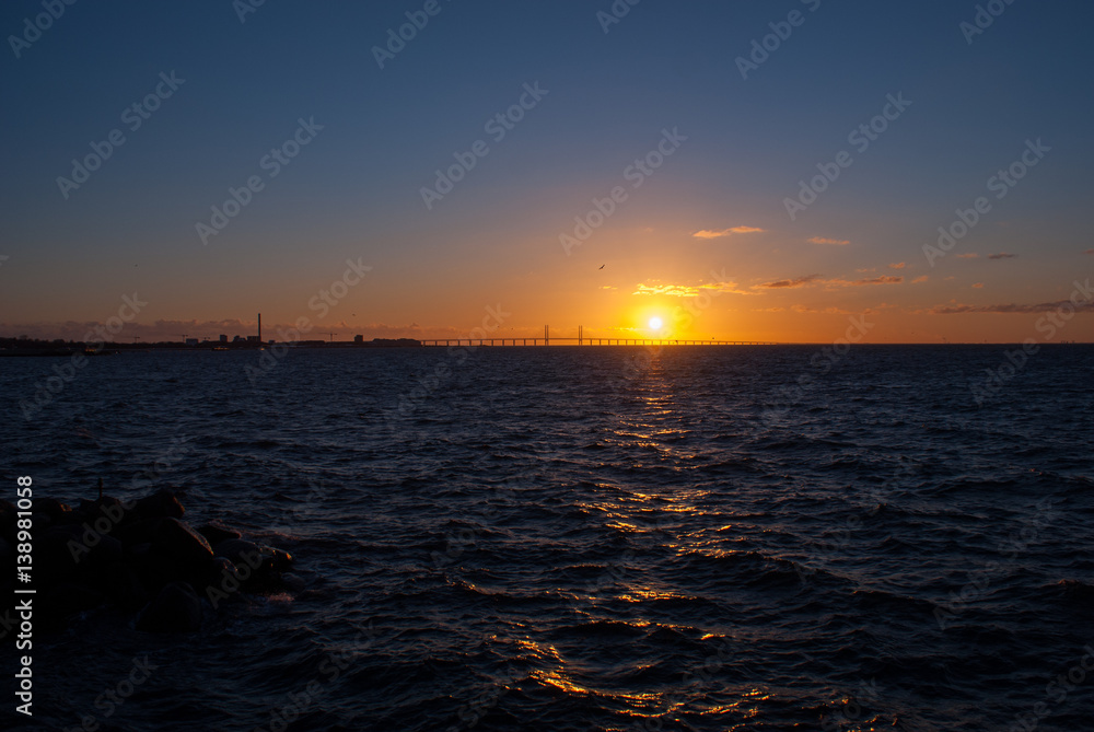 Sonnenuntergang vor der Öresundbrücke