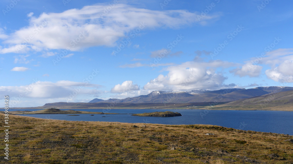 Landschaft am Hvalfjörður mit dem schneebedeckten Berg Miðfjall in Island