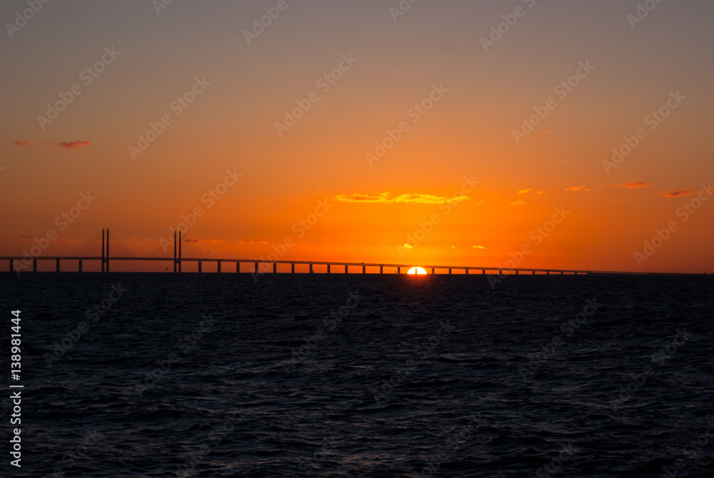 Sonnenuntergang vor der Öresundbrücke