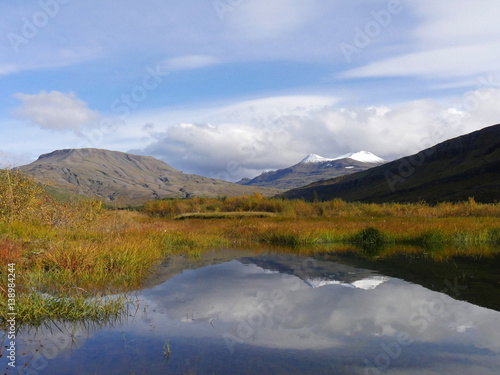 Landschaft im Botnsdalur mit dem schneebedeckten Berg Botnssúlur in Island