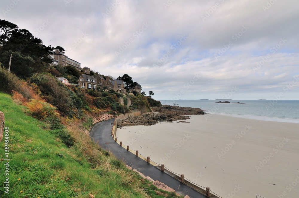 Obraz premium La plage de Trestrignel à Perros-Guirec en Bretagne