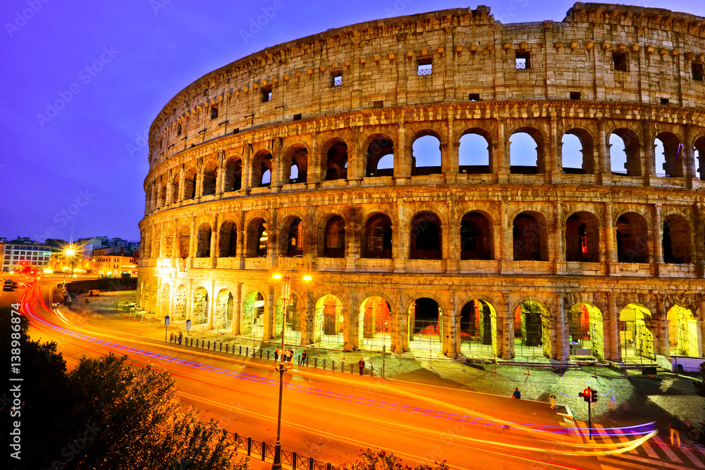 Naklejka premium Widok na Koloseum o zmierzchu w Rzymie, Włochy