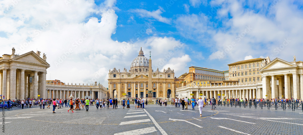 Obraz premium Widok St. Peter bazylika w słonecznym dniu w Watykan.