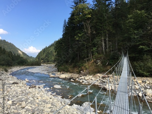 Hängebrücke über einen Bergbach photo