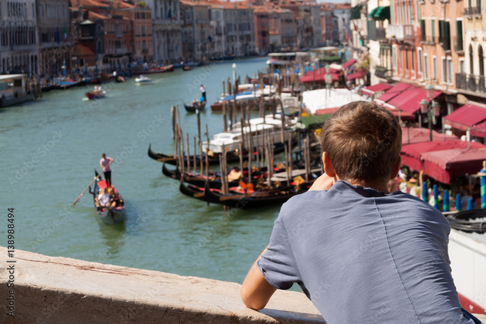 Fototapeta premium Persona guarda Venezia
