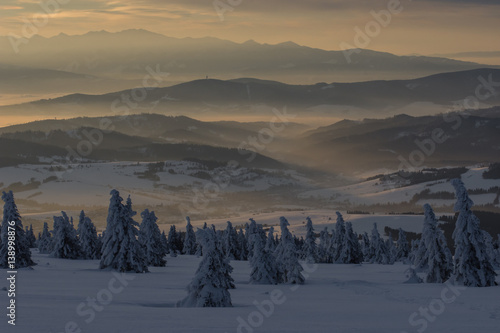 Fototapeta Naklejka Na Ścianę i Meble -  Chmury w dolinach