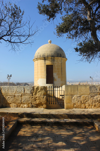 Cuadro en lienzo Watch Tower in Hastings Garden in Valletta, Malta