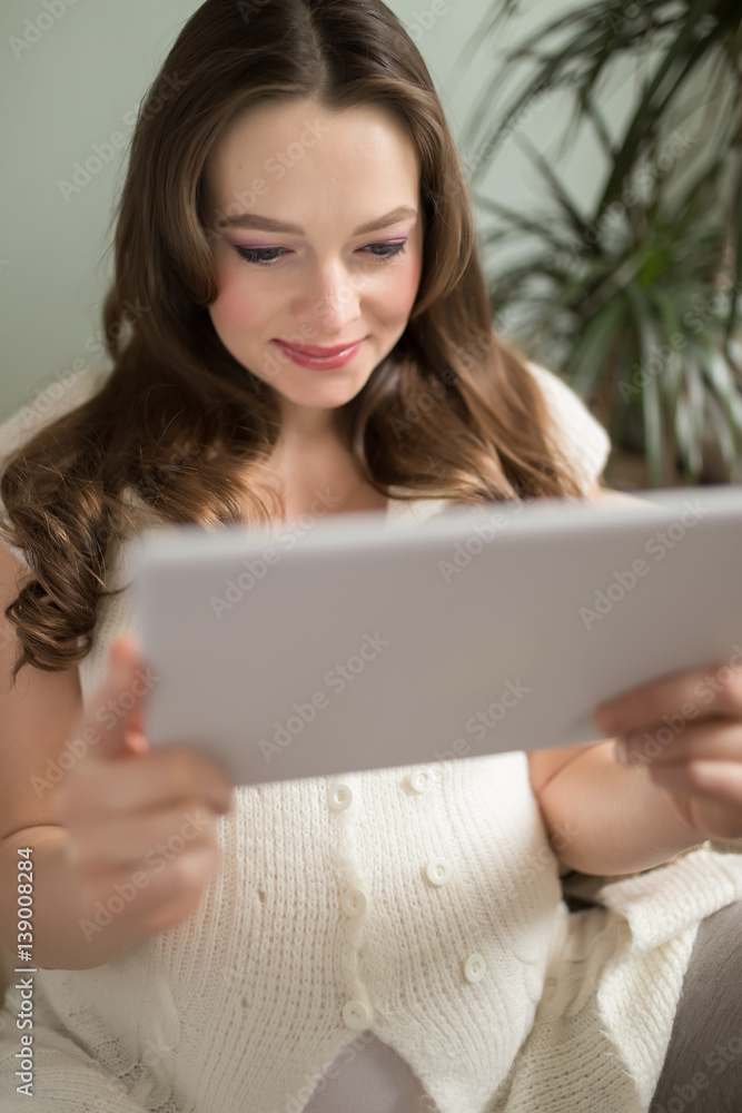 Woman exploring the wealth of online information on pregnancy Woman exploring the wealth of online information on pregnancy