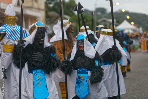 Les gorilles défilent à la grande parade de Cayenne en Guyane française