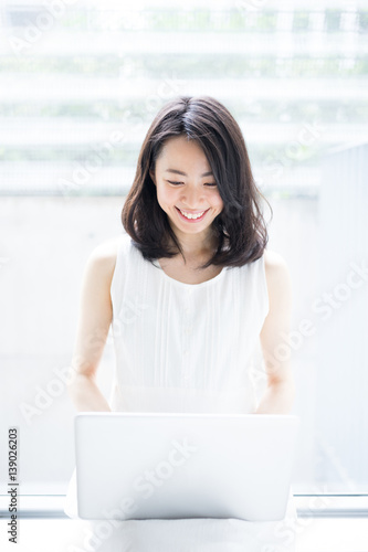 パソコンを使う女性 Free Download パソコンを使う女性 - GFXLoad