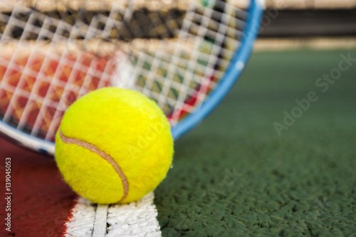 balle de tennie et raquettes sur terrain de tennis