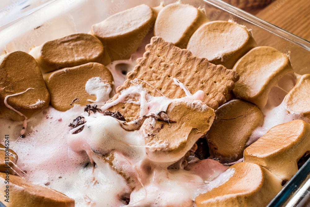 Homemade S'mores Dip / Baked Marshmallow with biscuits or crackers Homemade S'mores Dip / Baked Marshmallow with biscuits or crackers