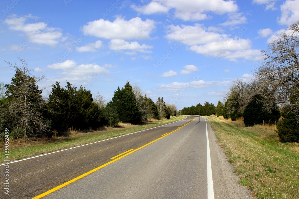 Einsamer Highway durch Waldlandschaft Einsamer Highway durch Waldlandschaft