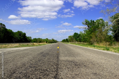 Einsamer Highway durch Waldlandschaft
