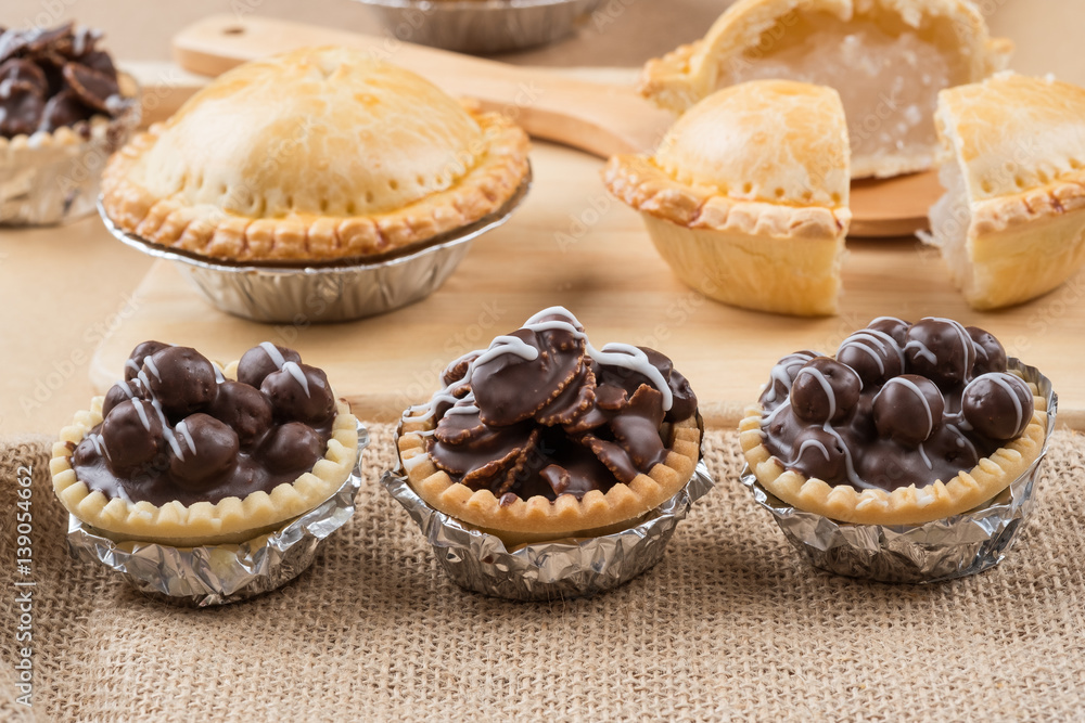 Mini chocolate tart with crunchy - Soft focus Mini chocolate tart with crunchy - Soft focus