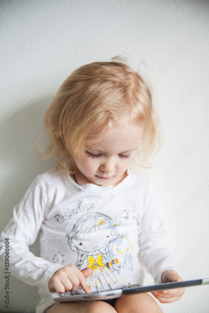 Fototapeta premium iPads little girl with white background human