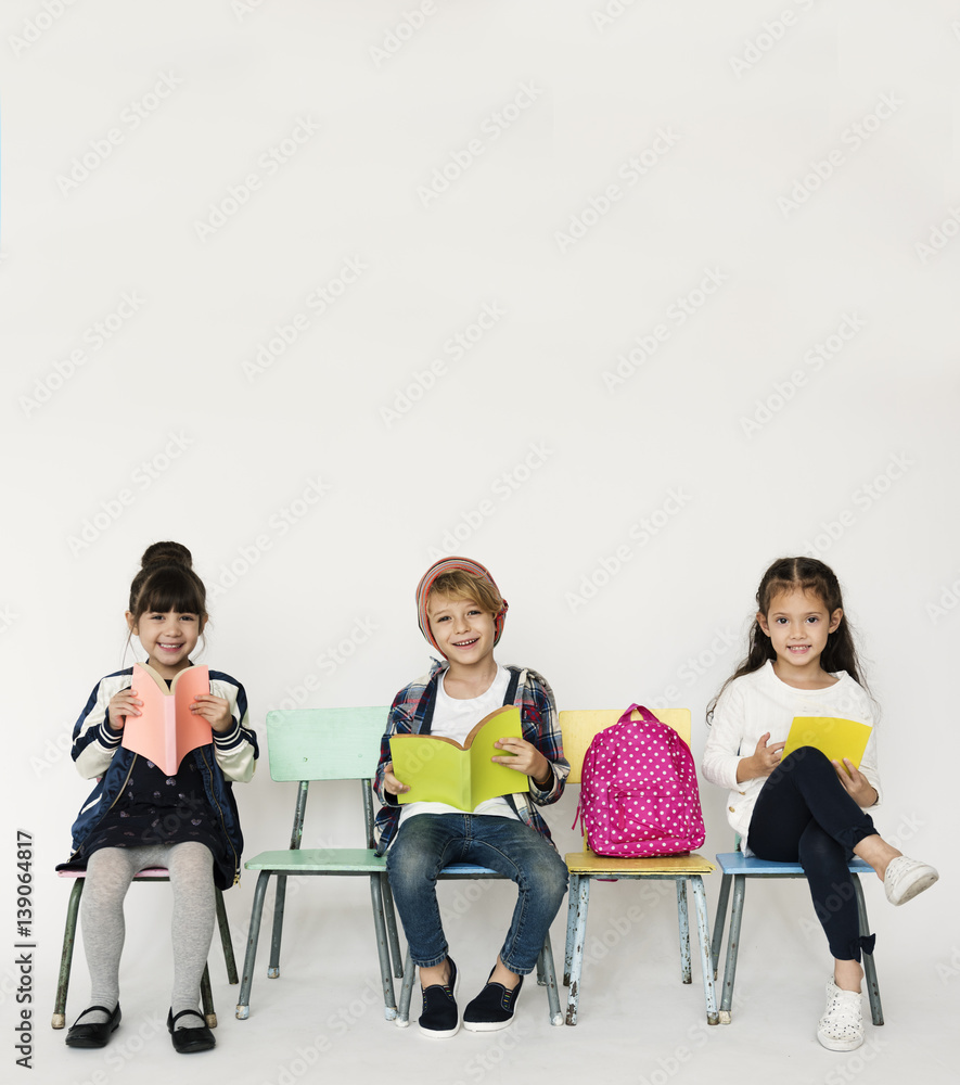 Obraz premium Happiness group of cute and adorable students reading book