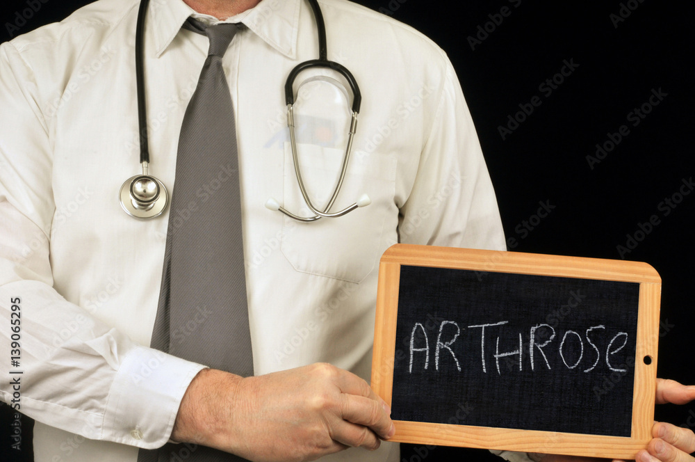 Médecin tenant une ardoise avec arthrose écrit dessus Médecin tenant une ardoise avec arthrose écrit dessus