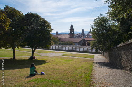 Chica contemplando vistas de Santiago de Compostela desde el Parque del Bonaval