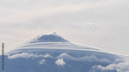 笠雲のかかった富士山 © 唯 関根
