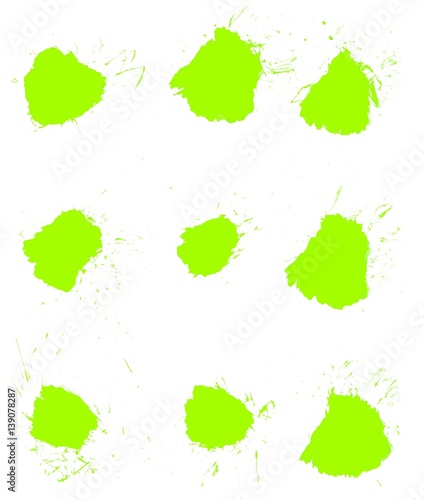 Grüne Farbkleckse mit Farbspritzern photo