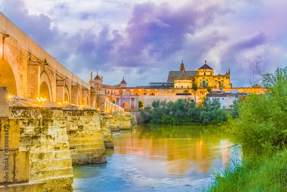 Obraz premium Roman Bridge and Mezquita Cathedral in Cordoba, Andalusia, Spain.