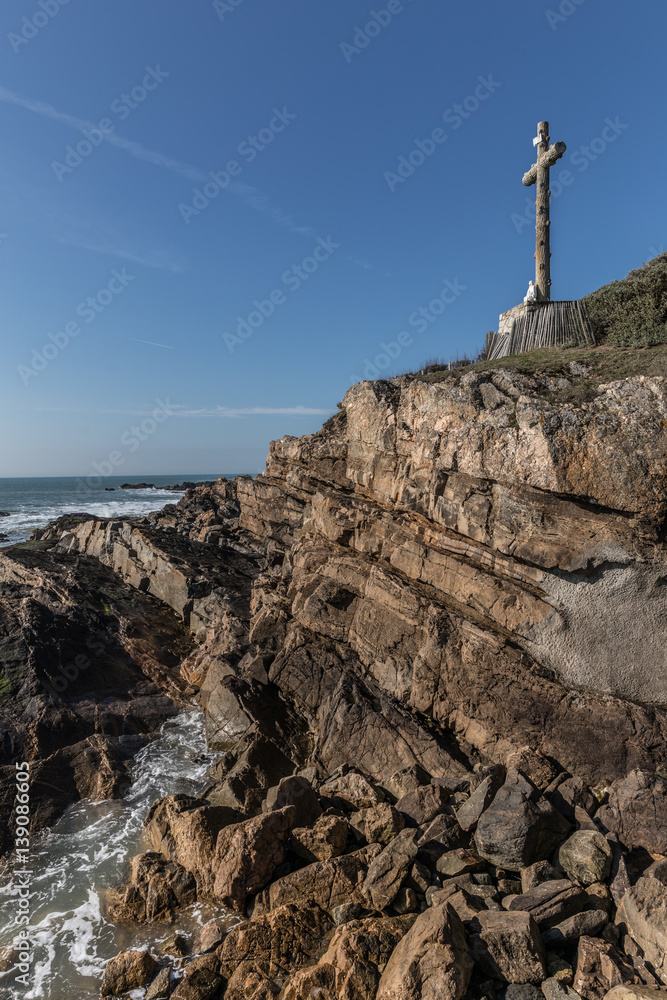 Fototapeta premium Grande croix face à la mer à la Chaume (Les Sables d'Olonne)