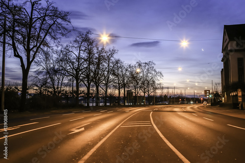 Straße am Rheinufer in Mainz am frühen Morgen © parallel_dream