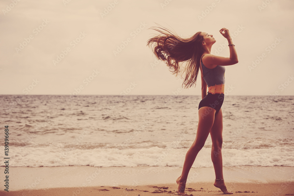 Naklejka premium Portrait of young woman wearing bikini on the tropical beach