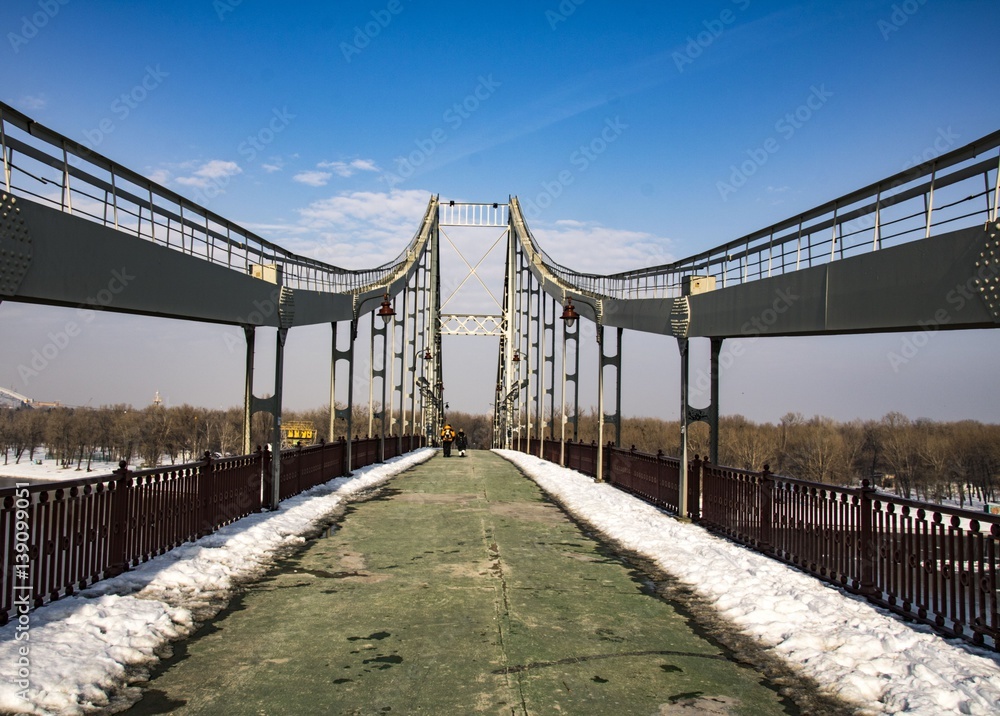 Symmetric bridge structure, front view
