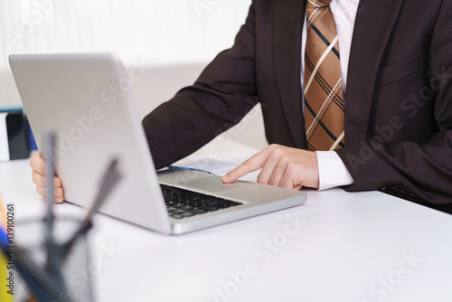 mann arbeitet am laptop im b  ro