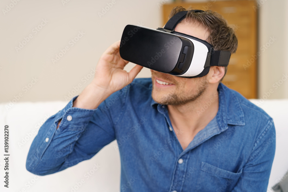 glücklicher mann auf dem sofa mit vr brille glücklicher mann auf dem sofa mit vr brille