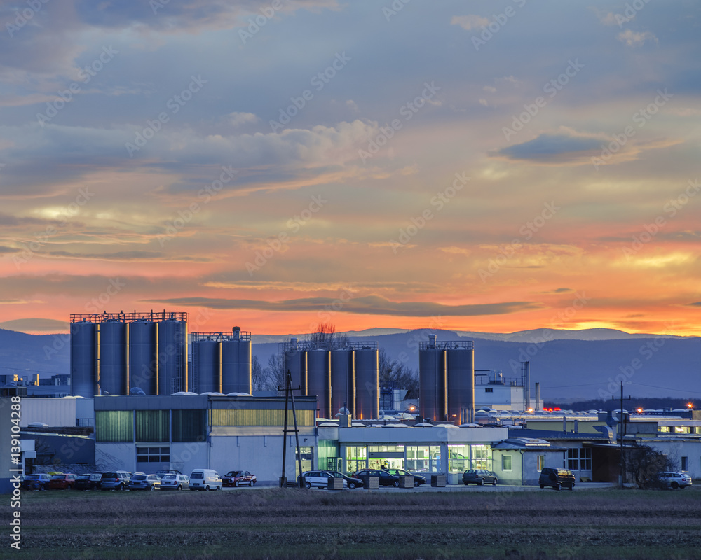 Industriezone mit Silo bei Sonnenuntergang StockFoto Adobe Stock