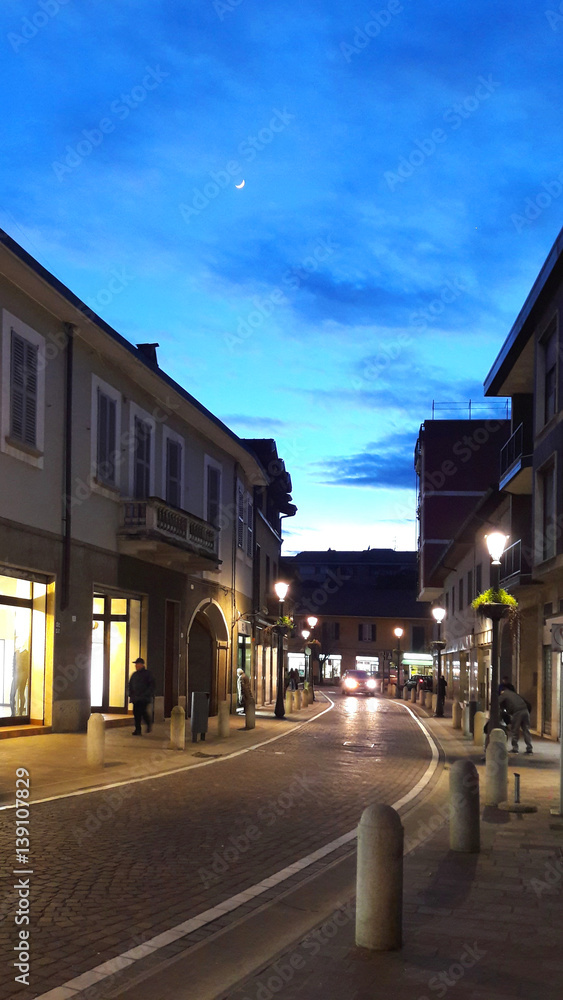 Naklejka premium Ulice miasta o zmierzchu - błękitne niebo