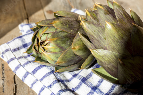 Carciofi su legno photo