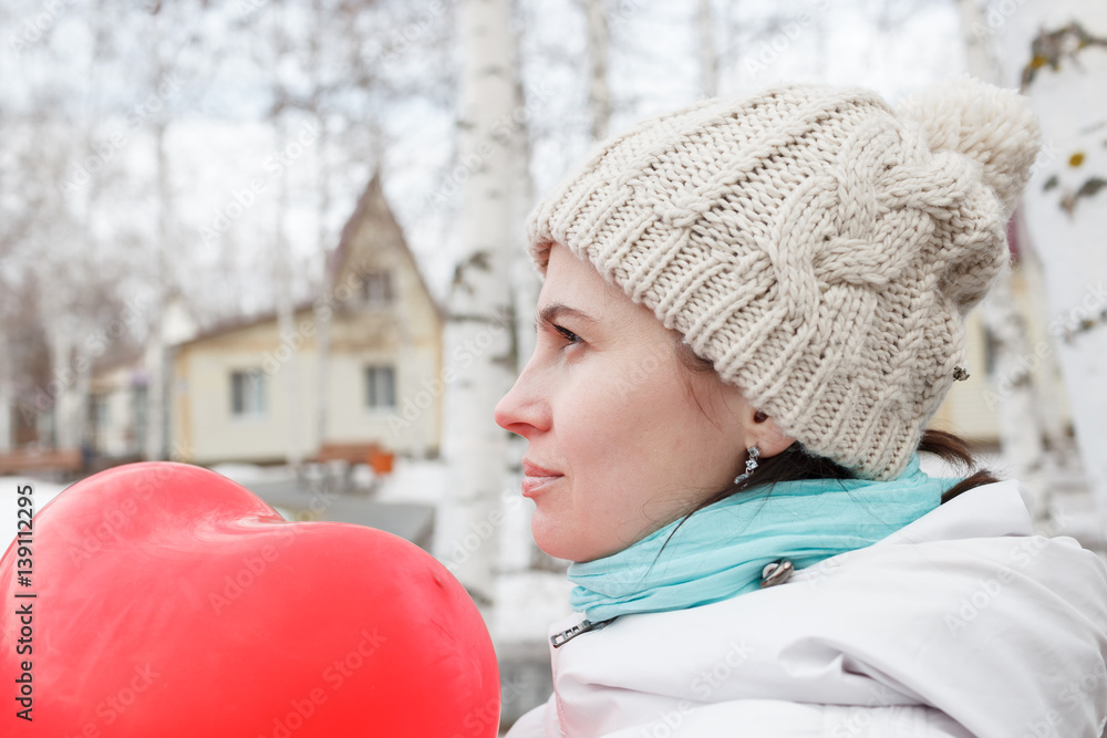 The woman keeps the inflatable balloon in the wood
