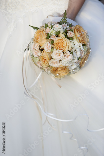 Elegante Bouquet da sposa tenuto co nuna mano photo