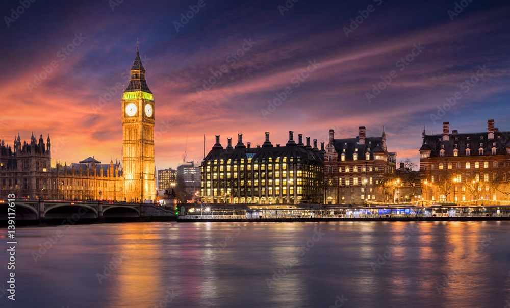 Sonnenuntergang hinter dem Big Ben und der City of Westminster in London