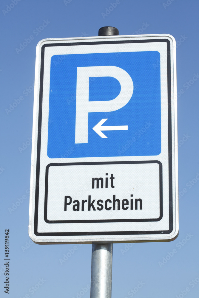 Verkehrsschild Parkplatzschild mit Parkschein Verkehrsschild Parkplatzschild mit Parkschein