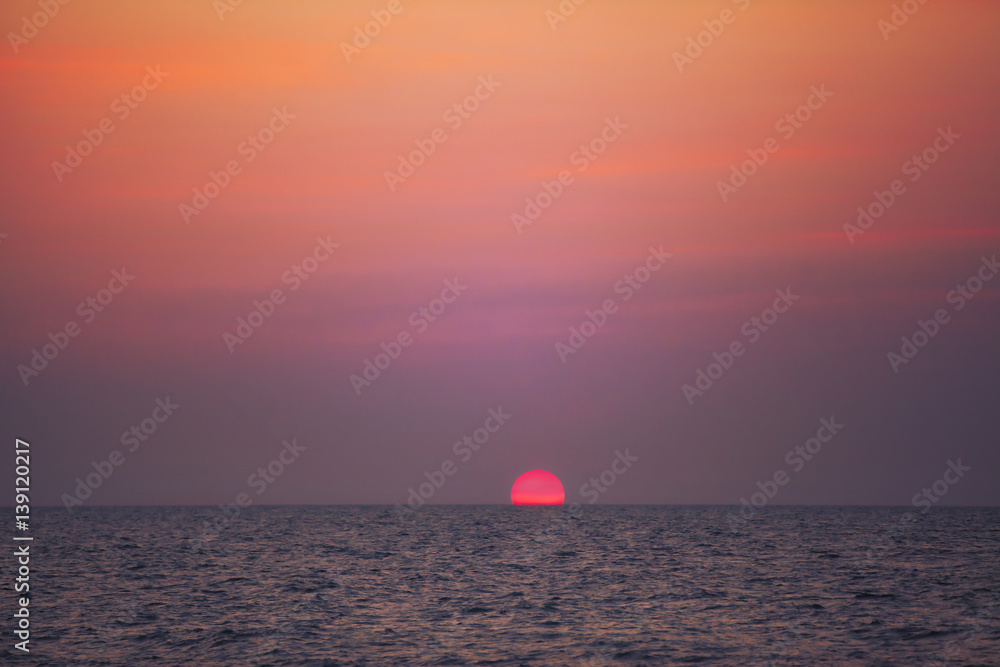 Herrlicher Sonnenuntergang über dem Indischen Ozean bei der Küstenstadt Marawila auf der tropischen Insel Sri Lanka in Asien mit prachtvollen leuchtenden Farben