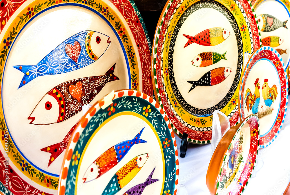 Portugiesische Souvenir-Teller mit Fischmotiven