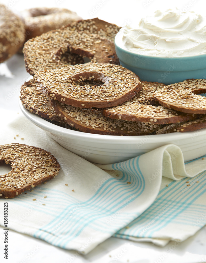 Pumpernickel Sesame Bagel Chips and Cream cheese dip StockFoto Adobe