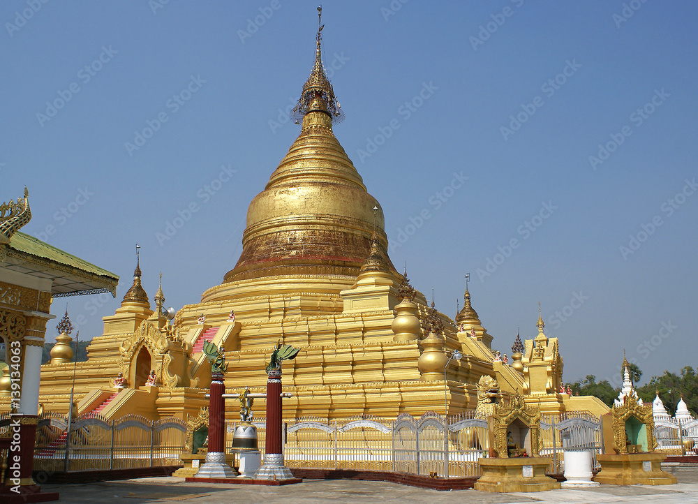 Fototapeta premium Kuthodaw Pagode, Mandalay, Myanmar, Asien