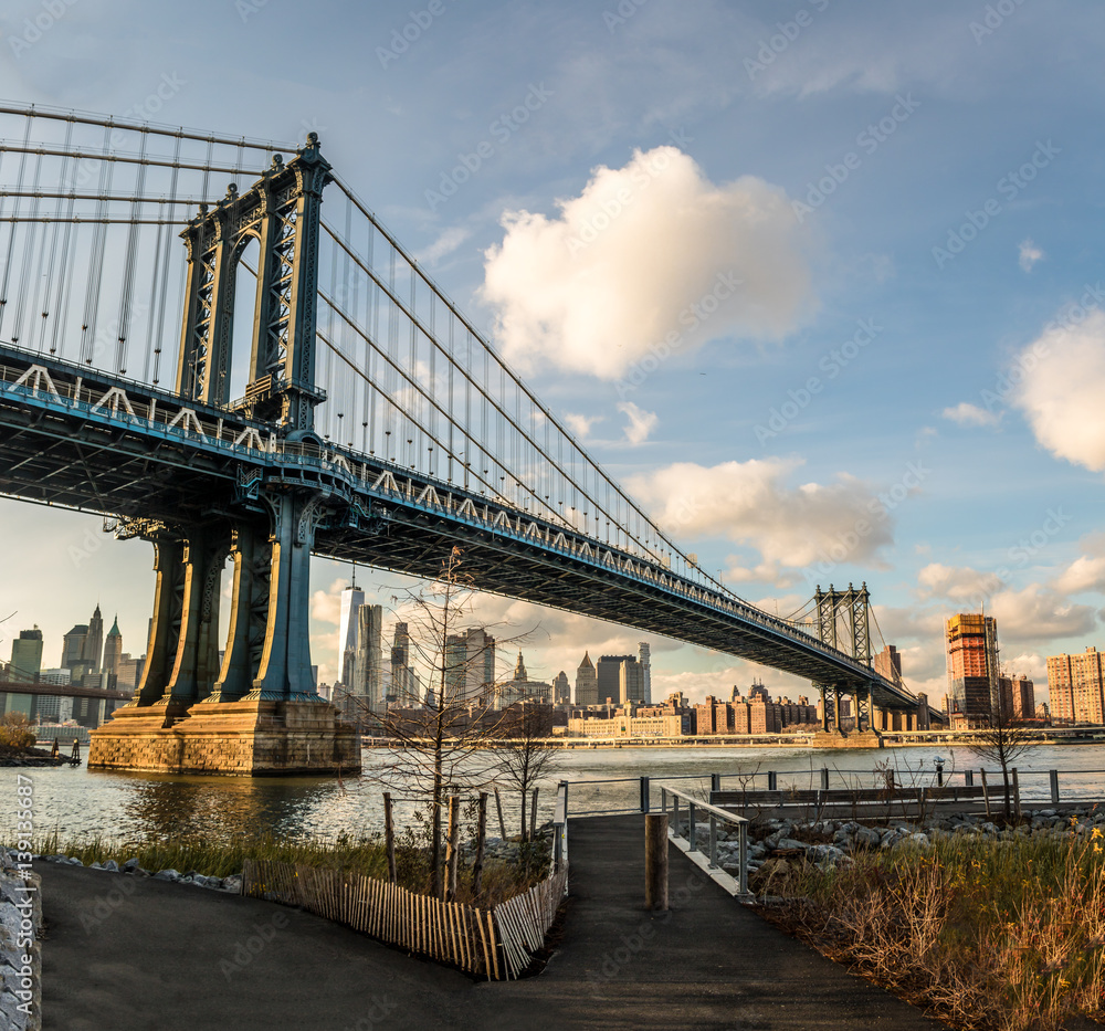 Obraz premium Manhattan Bridge and Manhattan Skyline seen from Dumbo in Brooklyn - New York, USA