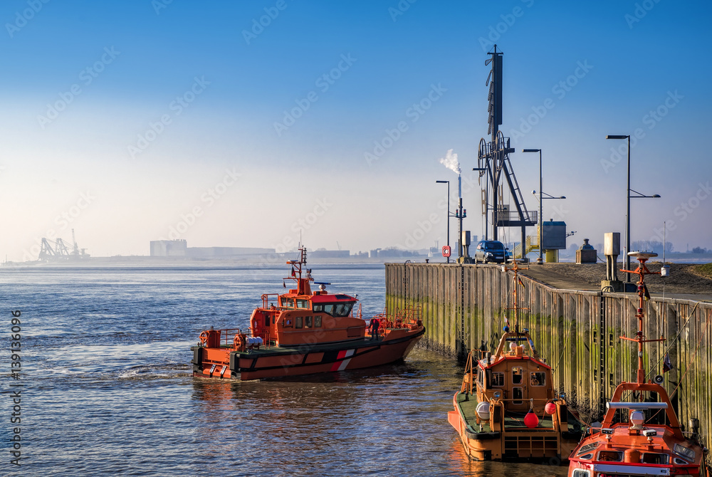 Fototapeta premium Lotsenboote im Hafen von Bremen