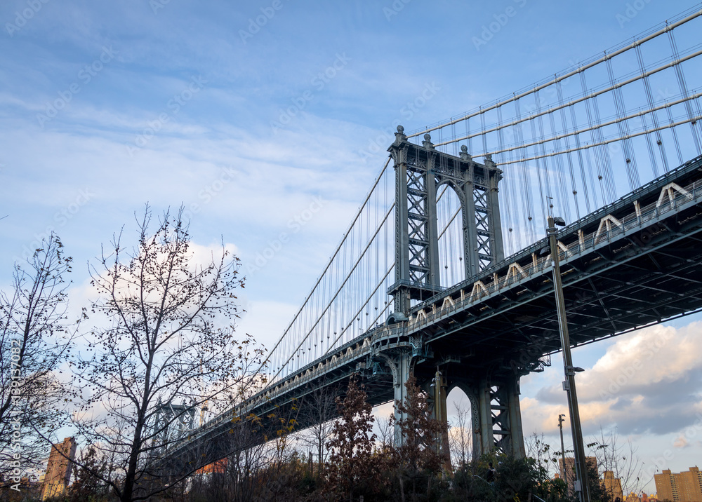 Obraz premium Manhattan Bridge seen from Dumbo in Brooklyn - New York, USA