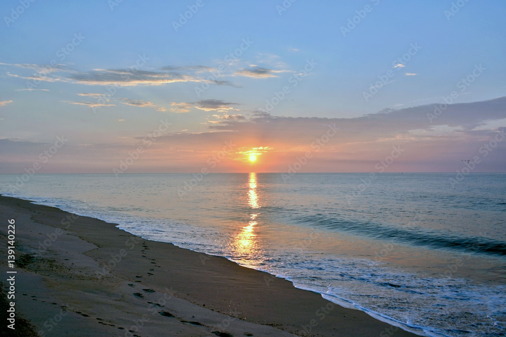 Naklejka premium Serene Summer Sunrise Along the Shore